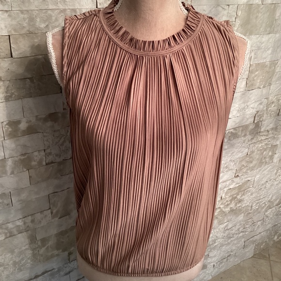 Evereve Mallory Plisse Sleeveless Top - Picture 2 of 8